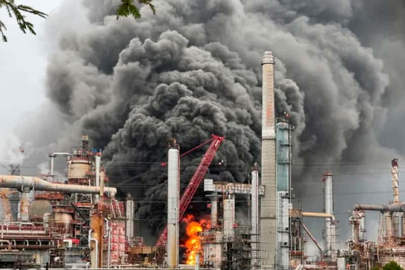 На нефтезаводе в Калифорнии из-за взрыва пострадали три человека