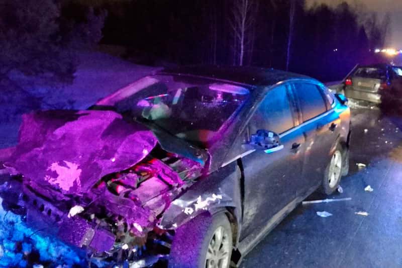Под Тюменью в аварии с тремя автомобилями погибли семейная пара и две их дочери