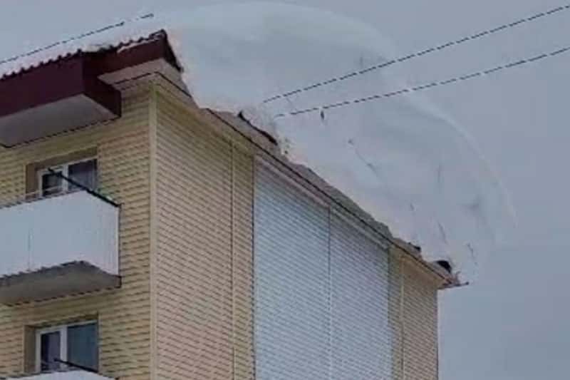 Горы снега выдавливают стекла и проникают в квартиры — жители Сахалина находятся на грани