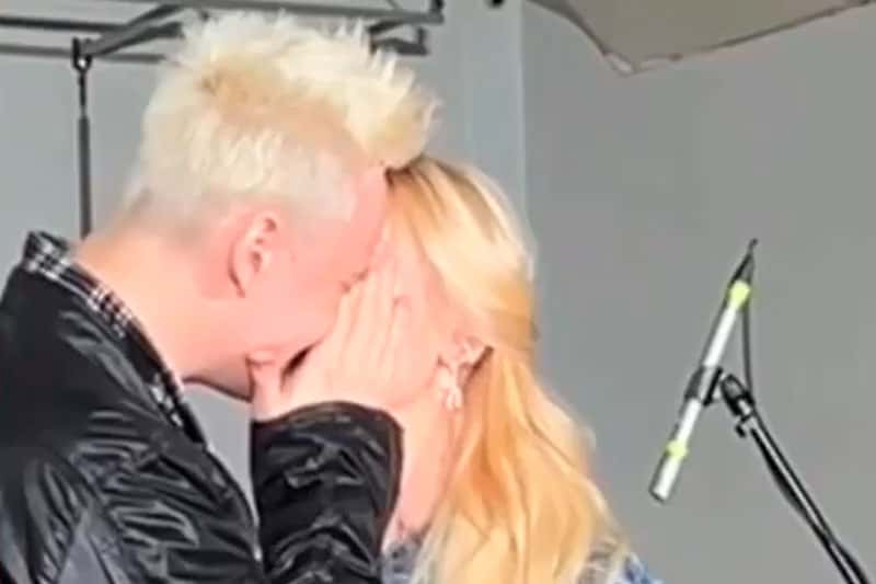 Скандал на концерте: "Это была просто шутка!" — Екатерина Мизулина и SHAMAN поцеловались в школе, вызывая слухи о романе