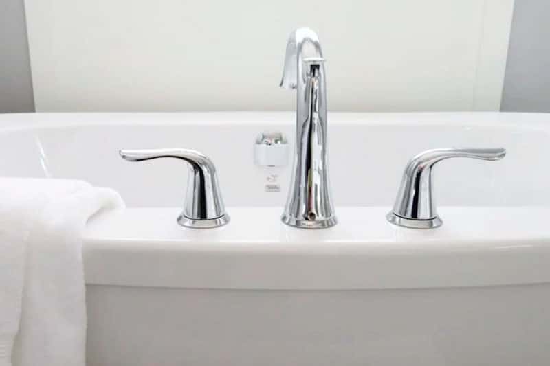 Житель Петербурга заплатит соседке 234 тысячи за заливы из-за разведения рыб