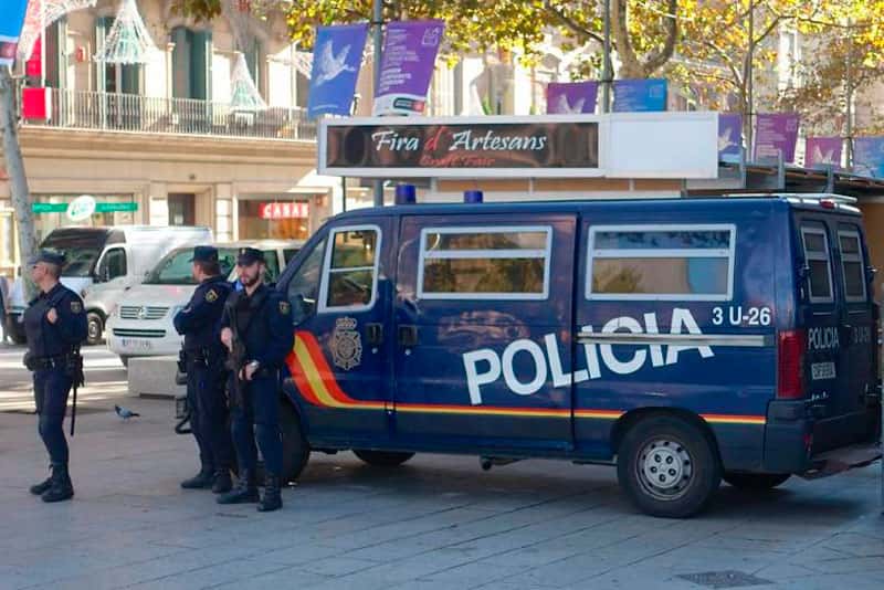 Полуголая активистка Femen прервала встречу правых партий в Мадриде: "Протест против Патриотов Европы!"