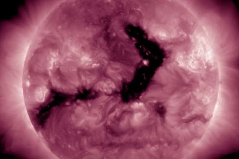 «Солнечная буря на подходе»: учёные предупреждают о последствиях корональной дыры для Земли и метеочувствительных людей