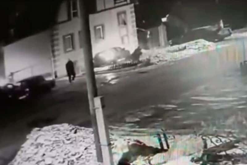 Россиянин пытался задавить на машине бывшую девушку и её нового парня. Видео