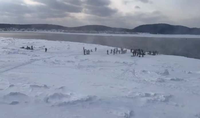 На Сахалине сотни рыбаков застряли на отколовшейся льдине