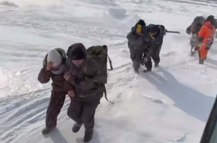 "Не хотели уходить": спасатели эвакуировали всех рыбаков, застрявших на льдине в Охотском море