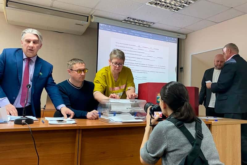 Кандидат в мэры Берёзовского Маслакова пожаловалась в суд на избравшую её Думу