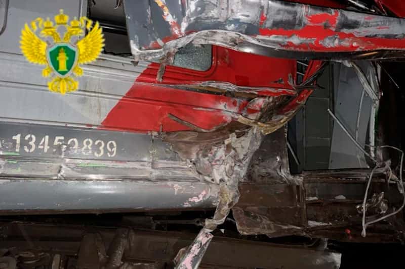 Электричка сошла с рельсов и влетела в пассажирскую платформу в Подмосковье