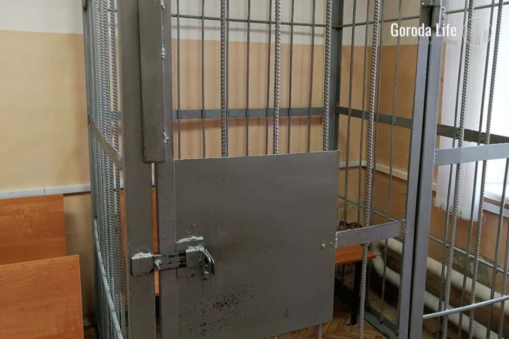 Приставы назвали опасные предметы, которые тюменцы пытались пронести в суды