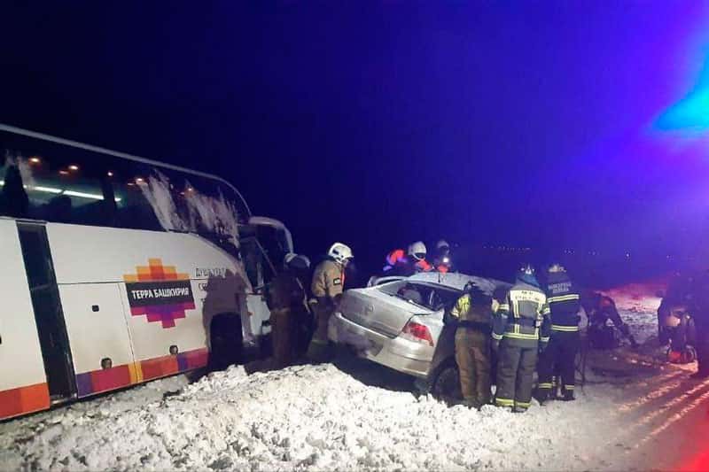 В Башкортостане в аварии с автобусом погибли два человека. Видео