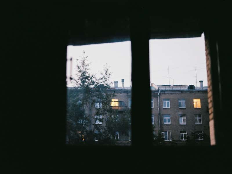 Трагедия в Новосибирске: женщина сорвалась с окна во время мытья окон с последнего этажа