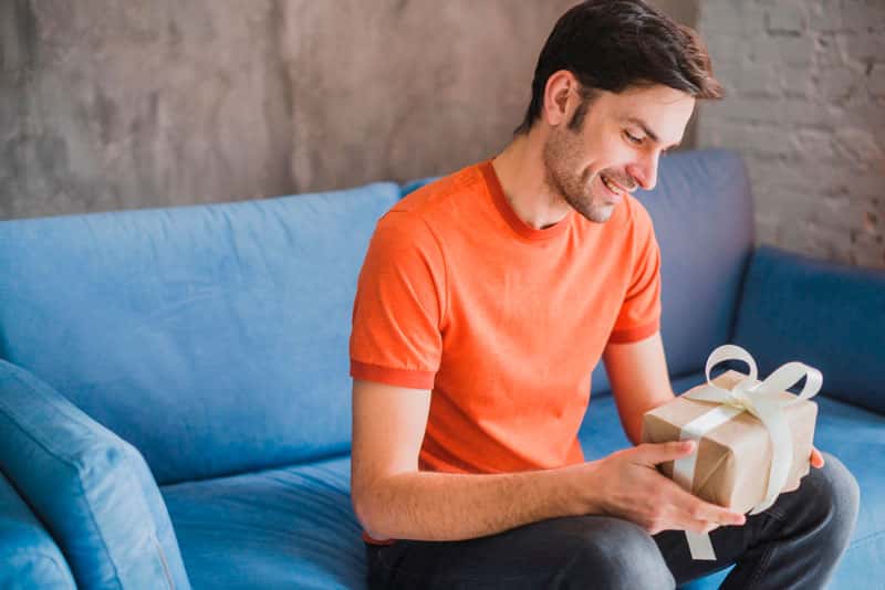 Психолог раскрывает секреты подарков: "Мужчины тоже ценят внимание и заботу!"