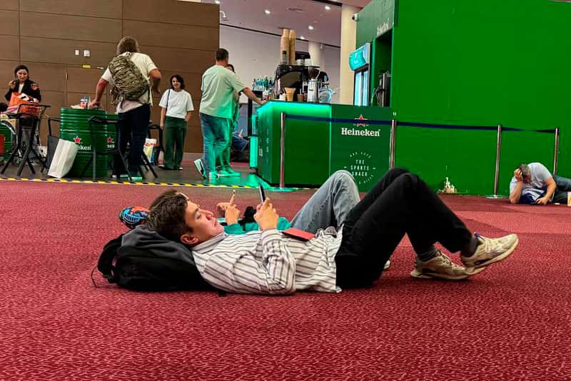 «На полу спим и ждем непонятно чего»: пассажиры Utair застряли в аэропорту Дубая 