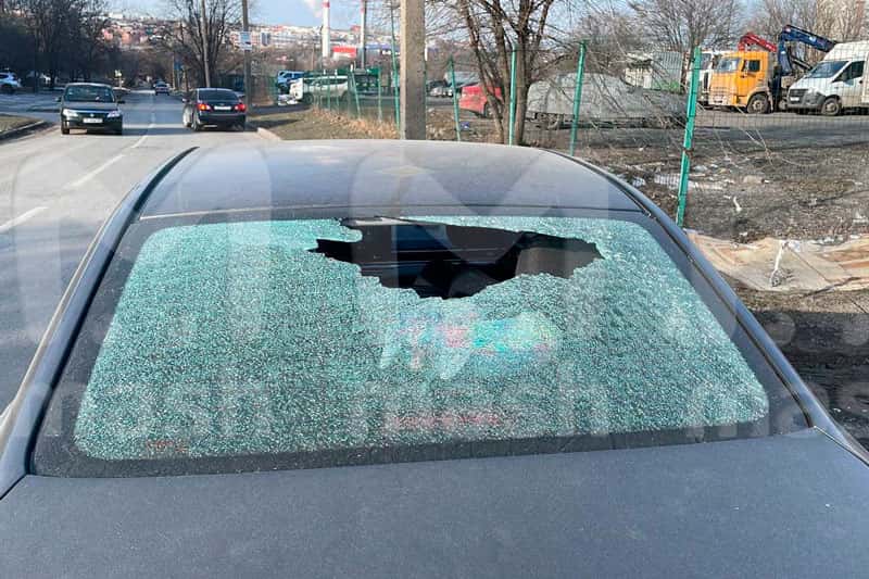 Geely отказал в замене окна по гарантии ростовчанину, у которого треснуло заднее стекло на новой машине