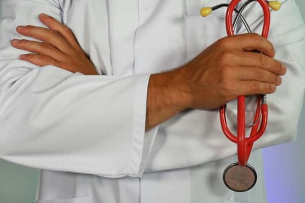 Госдума официально запретила врачам учиться дистанционно