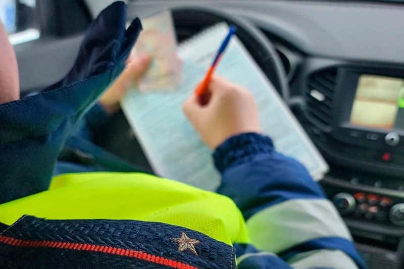 В Тюменской области сотрудников ГИБДД массово задержали за взятки