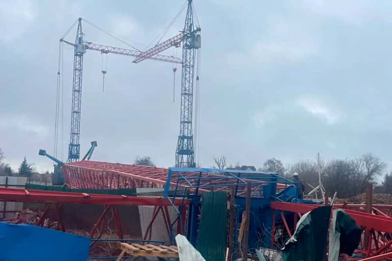 Под Калининградом два человека пострадали в результате падения крана на стройке. Видео