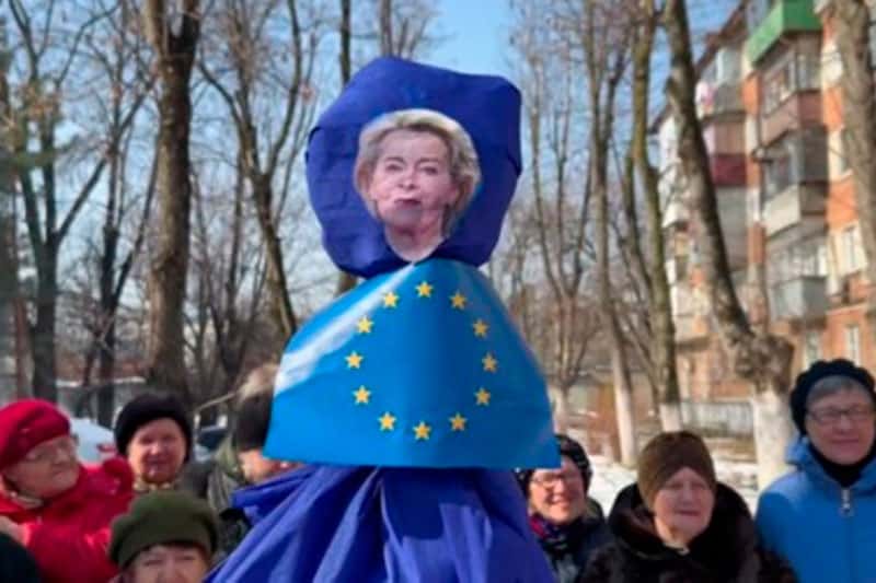 Пенсионерки из движения «Отряд Путина» сожгли чучело Урсулы фон дер Ляйен: «Мы избавимся от тюрьмы народов!»