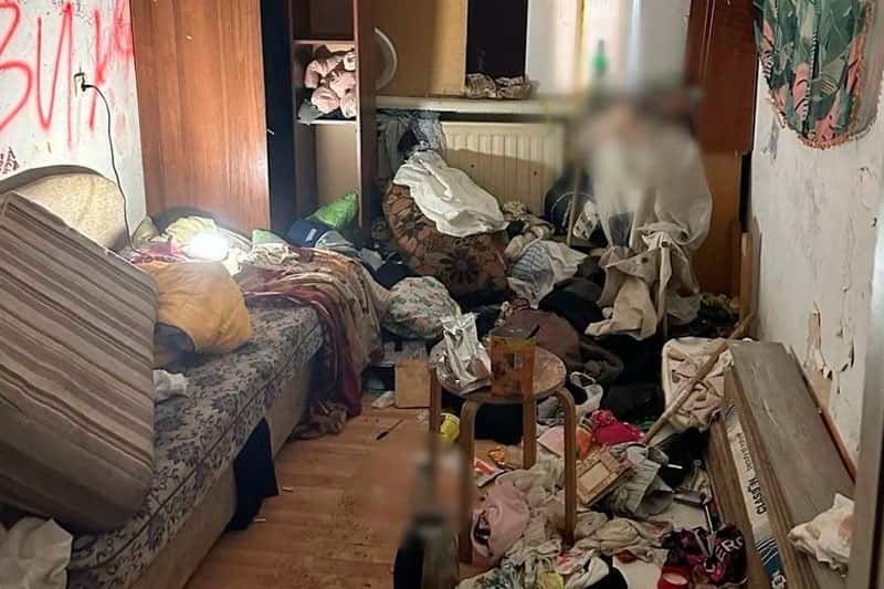 СКР расследует смерть младенца, жившего среди гор мусора в квартире в Петербурге