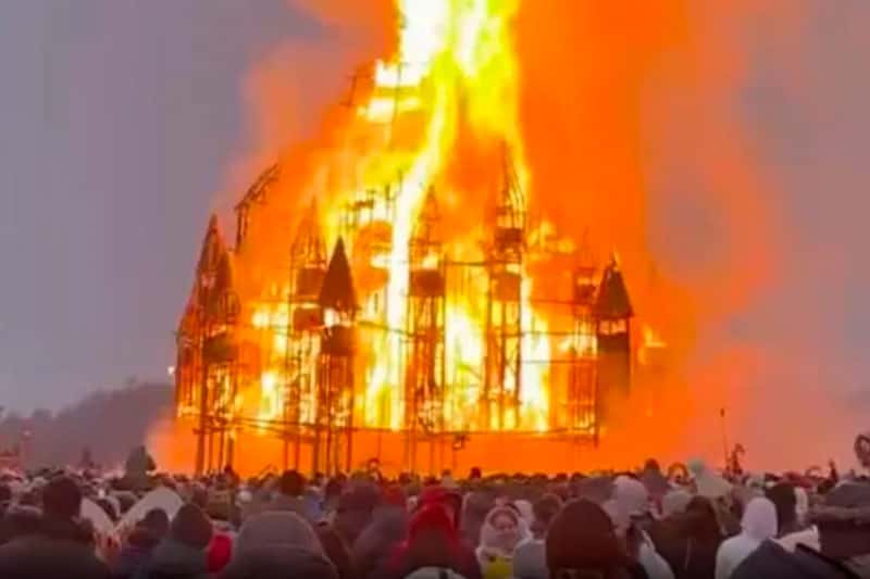 В Сеть выложили подожженную на Масленицу 26-метровую мельницу под Калугой