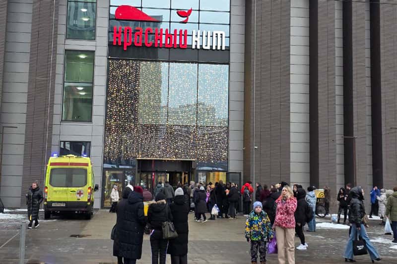 В Мытищах мужчина достал пистолет и стал целиться в охранников. Три человека пострадали