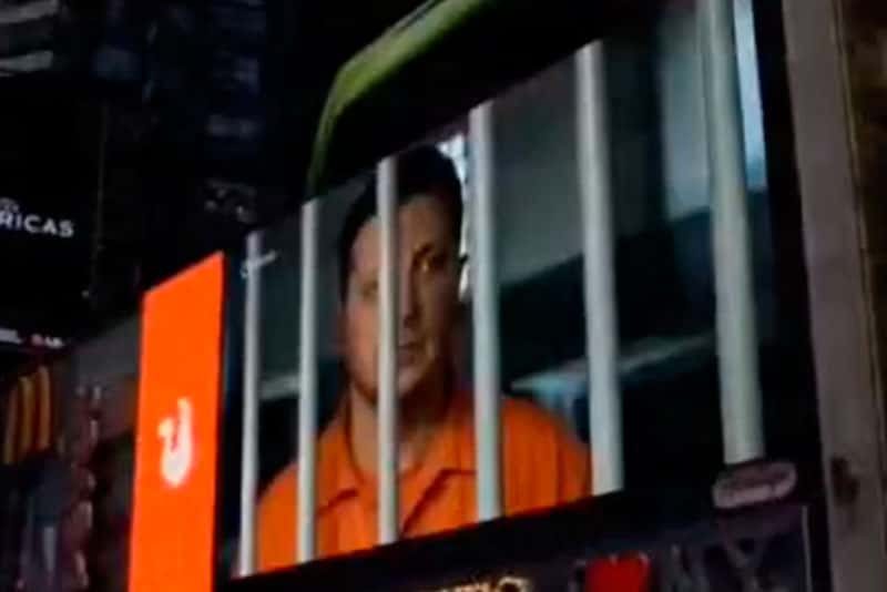 Нарисованные нейросетью ролики с Зеленским в тюрьме появились в Нью-Йорке. Видео