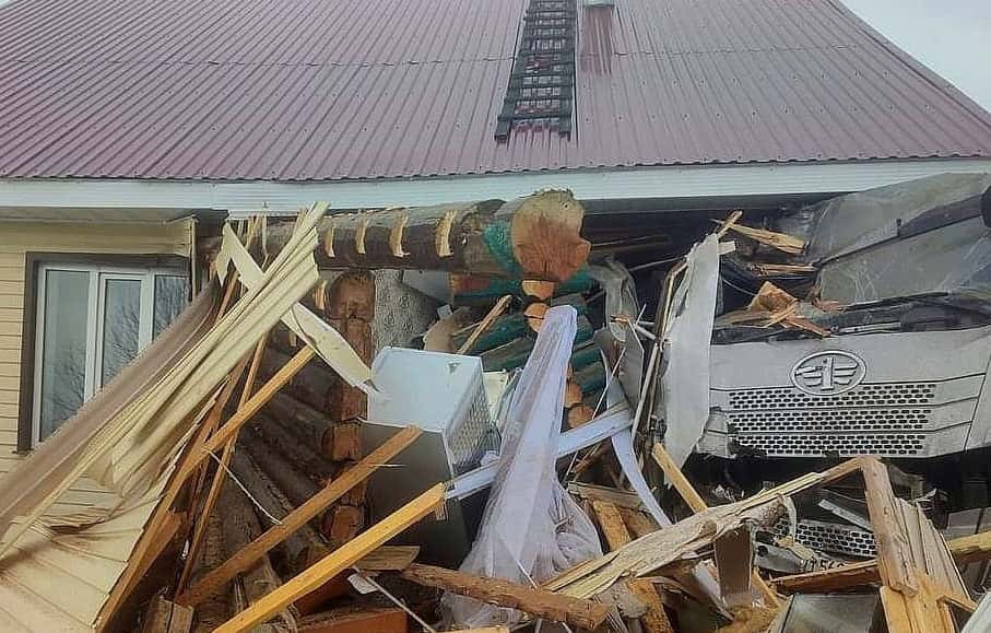 "Чудом не погибли": в Нижегородской области фура влетела в частный дом