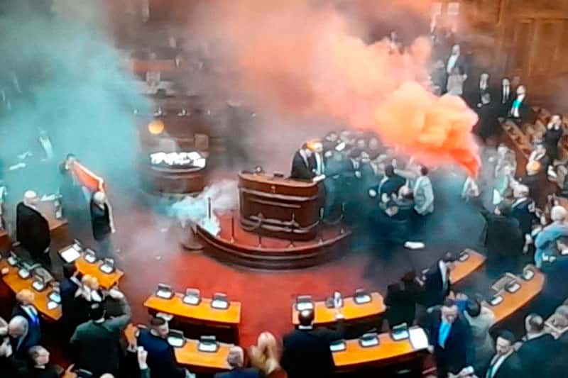 Оппозиция Сербии попыталась сорвать заседание парламента, применив дымовые шашки