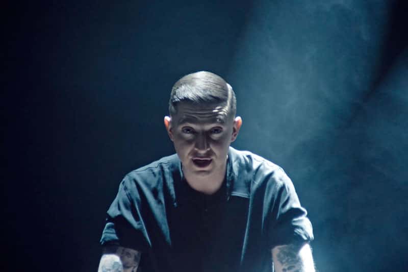 Неуверенность или адреналин? Психологи обсуждают поведение Оксимирона* — мнения о рэпере в свете обвинений