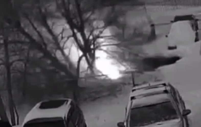 "Стояла на парковке": в Уфе машина ушла под землю на восемь метров. Видео