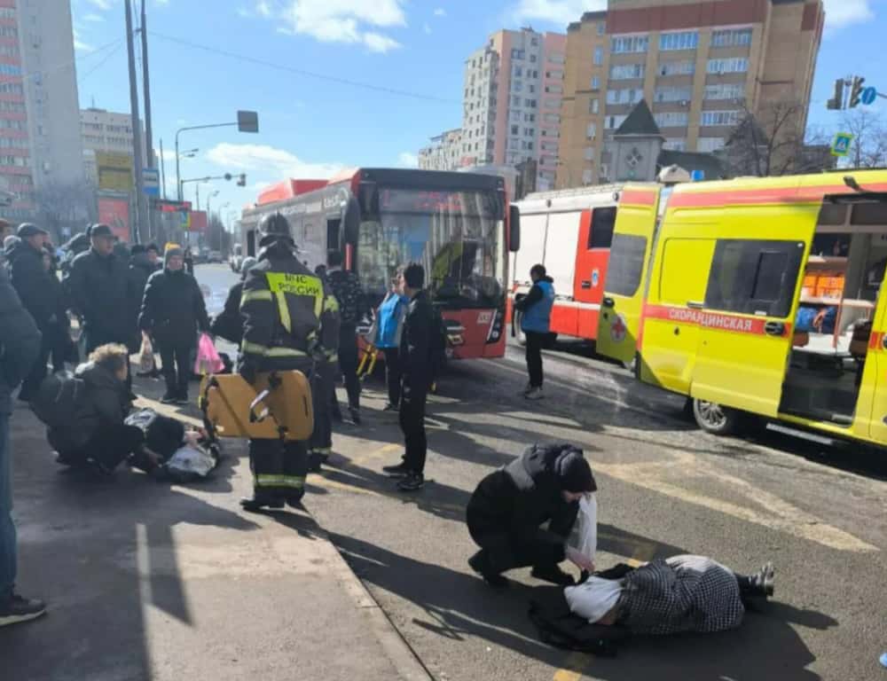 В Казани автомобиль въехал в автобусную остановку, пострадал ребенок