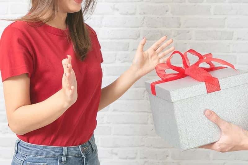 Адвокат рассказал, что вернуть сертификат и подарок на 8 Марта можно без чека