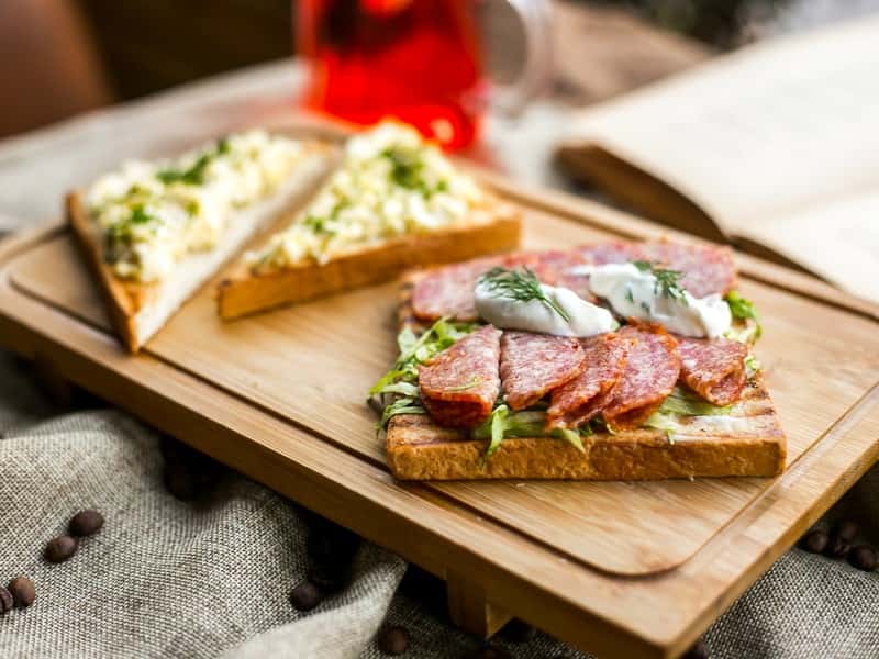 "Бутерброд с колбасой — калорийная бомба!" — диетолог разоблачает популярные закуски