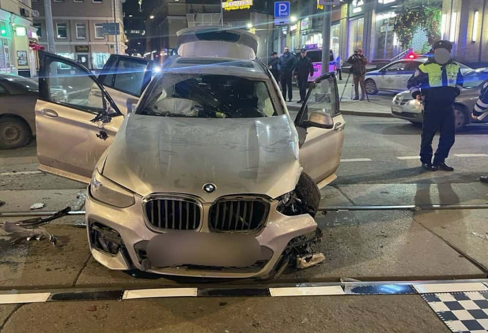 Пьяный водитель снес пешеходов на остановке в Москве