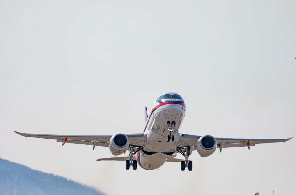 Появились первые кадры полета Superjet с российскими двигателями. Видео