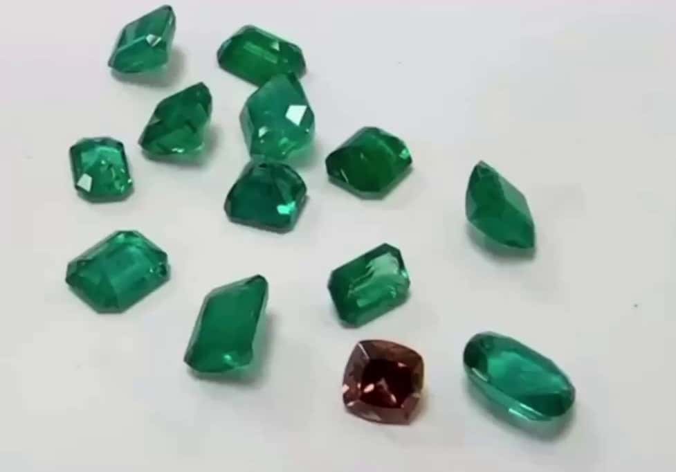 Россиянка попыталась ввести в страну изумруды на миллион рублей в трусах