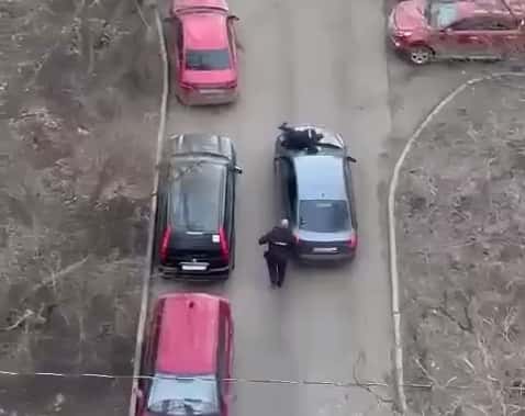 Пьяный москвич разбил несколько машин на парковке и прокатил полицейских на капоте