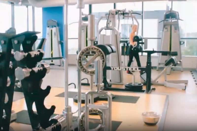 Клиенткам фитнес-клуба в Петербурге запретили носить открытые купальники