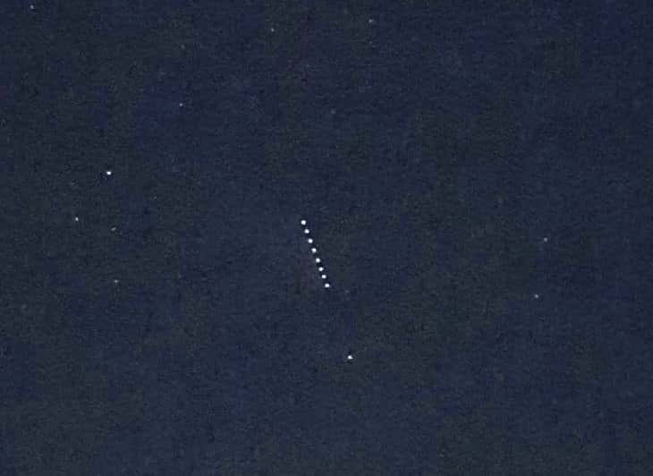 Мистические огни на небе: жители Свердловской области стали свидетелями спутников SpaceX