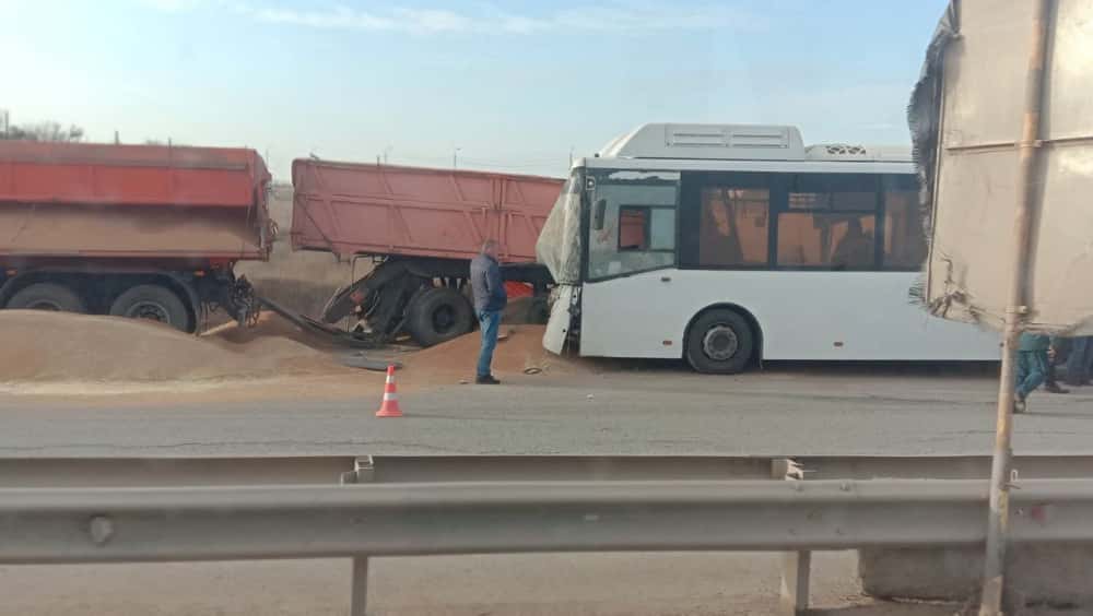 Пять человек погибли после столкновения автобуса и большегруза в Крыму