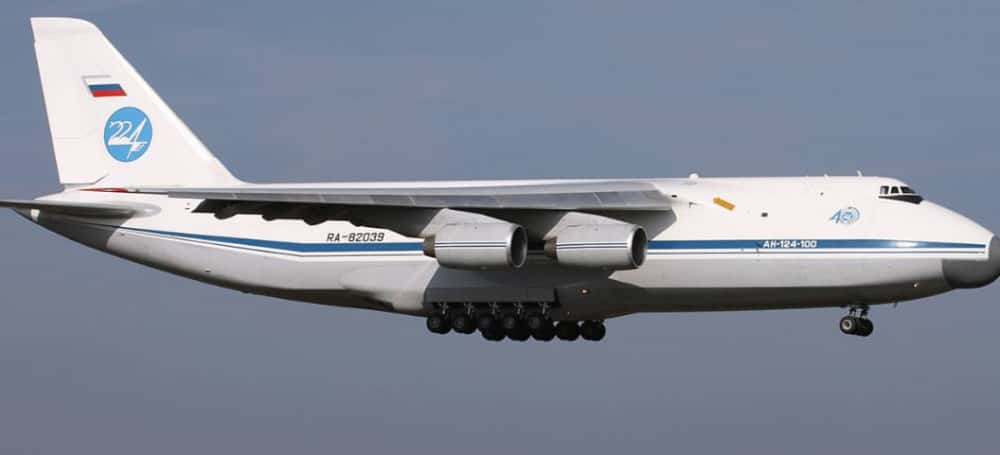 "Прилетел из Африки": шасси самолета Ан-124 загорелось во время посадки в России