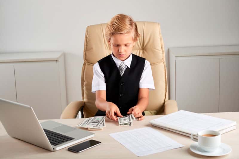 Психолог объяснила, почему нельзя помогать детям в долг