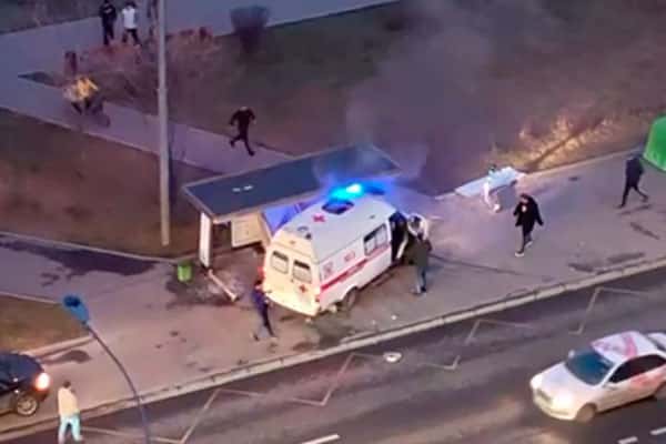 Машина скорой помощи врезалась в остановку с людьми в Москве