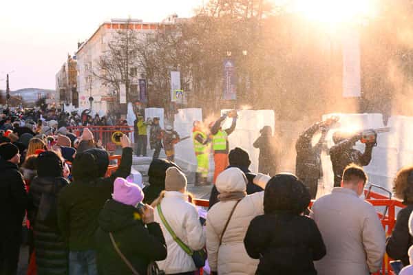 «Ледяное волшебство на Крайнем Севере!» - В Мурманске прошло шоу ледяных скульптур символов Арктики
