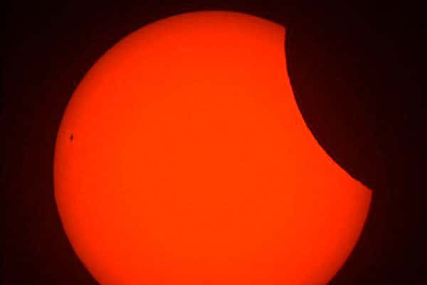 «Солнце частично исчезло за облаками!» - В Европе и России наблюдали солнечное затмение