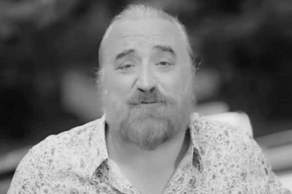 В Турции певец Конак потерял сознание прямо на сцене и умер