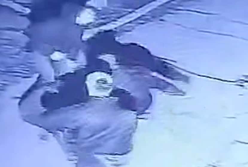 В центре Владивостока банда жестоко избила и подожгла мужчину