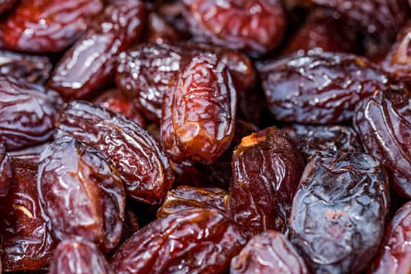 Врач рассказала, кому нельзя есть финики с маслом