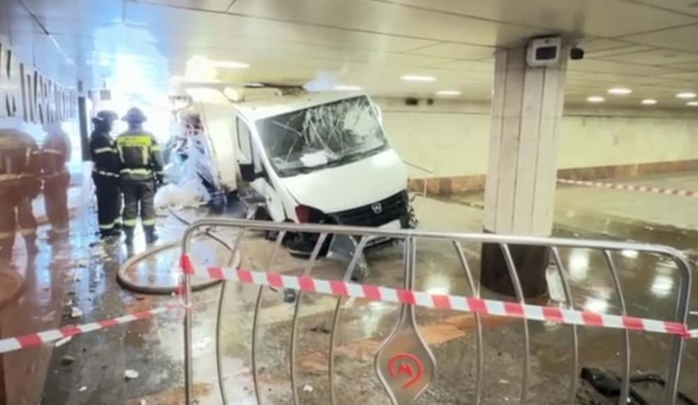 "Уснул за рулем": "Газель" протаранила вход в метро "Парк Победы" в Москве