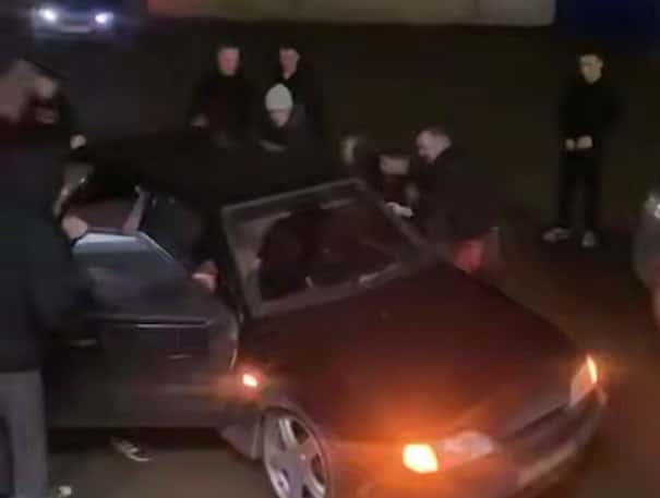 В Благовещенске толпа разгромила машину из-за громкой музыки